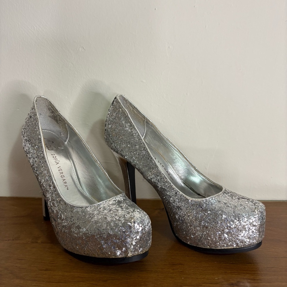 Sofia Vergara Silver Glitter 4 1/2" Closed Toe Platform Heels - Size 7.5